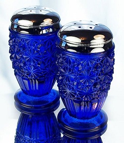 01906KN - 3-1/2'' Daisy and Button Salt & Pepper Set in Cobalt Blue