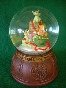 PD027476 - Presents Water Globe