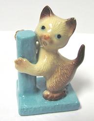 HR3089 - Kitten with Scratching Post