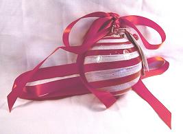 GE022Orn - Round Ornament with Red and White Candy Cane
