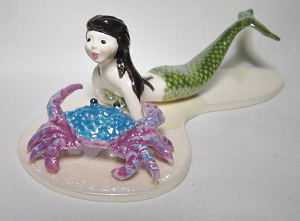 HR3363 - <B>RETIRED</B> Mermaid with Crab, on base (click picture for full description)