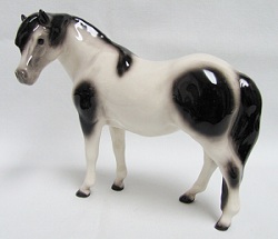 HR565 - "Specialities Collection" Pinto Pony 'Mare' (click on picture for full description)