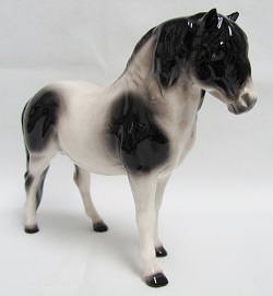 HR566 - "Specialities Collection" Pinto Pony 'Stallion' (click on picture for full description)