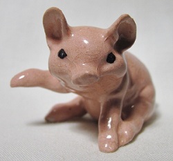 HR821 - Pig Sitting with paw out