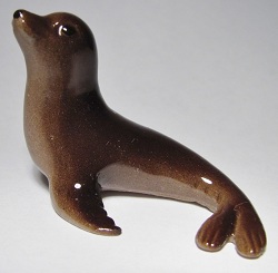 HR972 -<B>VINTAGE, RETIRED</B> Papa/Mama Seal, head up, brown