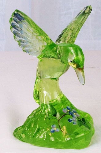 05066AJ - 4-1/2'' Hummingbird figurine in Key Lime