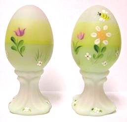 DP061HP -"Lotus Mist Burmese" Art Glass, handpainted Egg (Click on picture for full description)