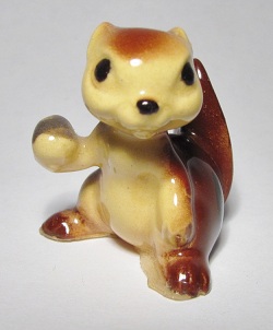 HR333 <b>VINTAGE, RETIRED</B><br> Mama Chipmunk w/small acorn<br>Hagen-Renaker Miniature<br> (Click on picture for full detai