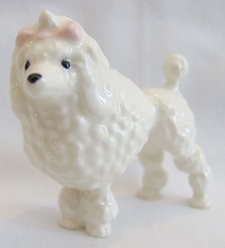 HR82-2 <B>VINTAGE, RETIRED</B><BR> Momma Poodle, White w/Pink Bow<br>(Click on picture for full details)<br>